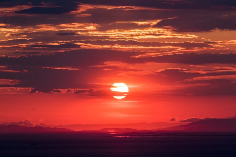 Perché il sole diventa rosso al tramonto?