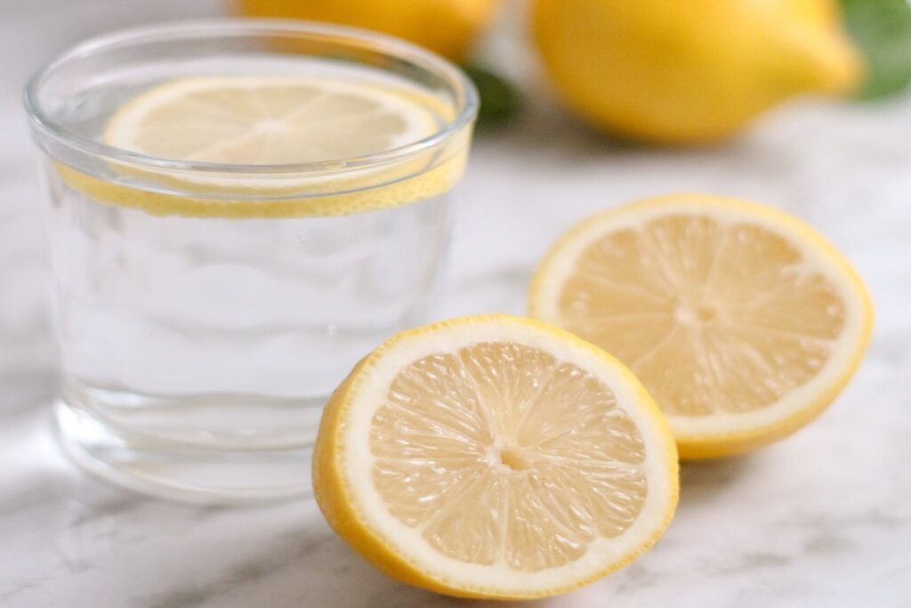 bere-acqua-e-limone
